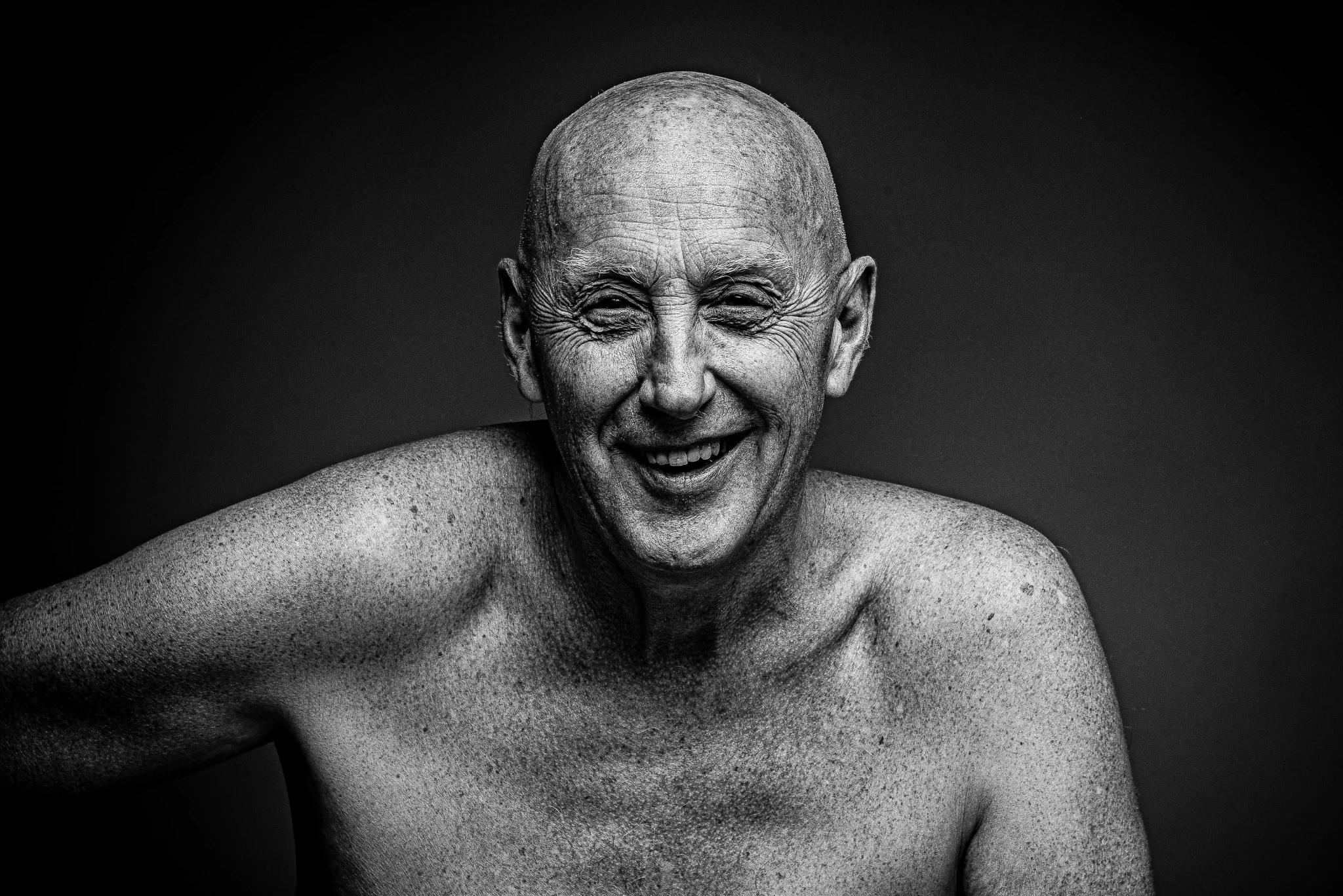 Portrait masculin souriant en noir et blanc